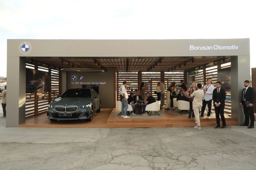 Yeni BMW i5, "The Electric AI Canvas" enstalasyonuyla Contemporary Istanbul’da!